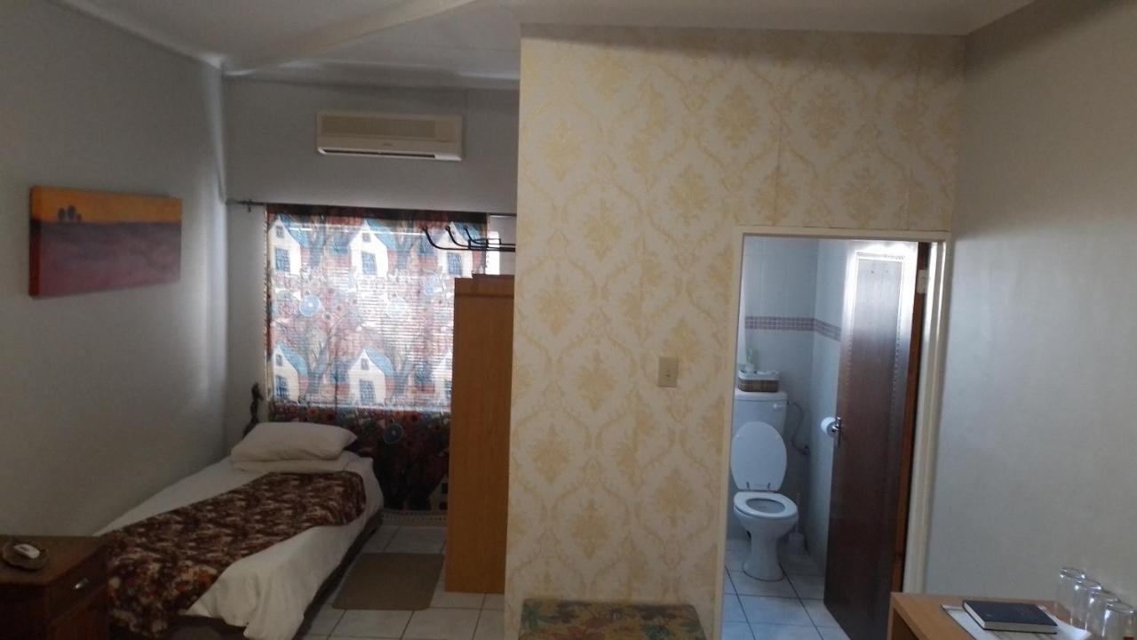 Larochelle Guesthouse Keetmanshoop Phòng bức ảnh