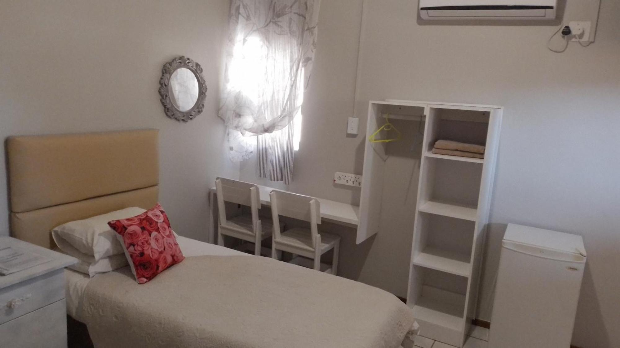 Larochelle Guesthouse Keetmanshoop Phòng bức ảnh
